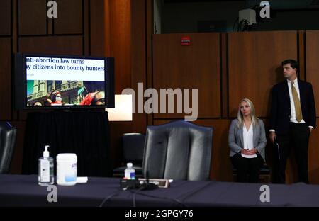 Washington, Vereinigte Staaten. September 2021. Ein Video wird während einer Anhörung des Justizausschusses des Senats zur Untersuchung des Abtreibungsgesetzes von Texas auf dem Capitol Hill in Washington, USA, am 29. September 2021 gesehen. Quelle: Tom Brenner/Pool via CNP/dpa/Alamy Live News Stockfoto