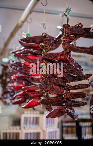 Frankreich, Pyrenees Atlantiques, Pays Basque, Espelette, Chilis, die in der Sonne trocknen Stockfoto