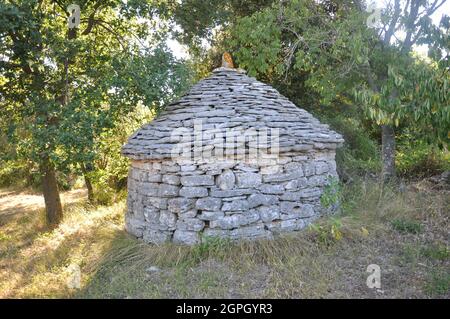 Istrien, Kroatien. Eine Kazun (Kažun), einem traditionellen Trockenstein kreisförmige Gebäude aus Stein als ein Hirte Unterstand genutzt Stockfoto
