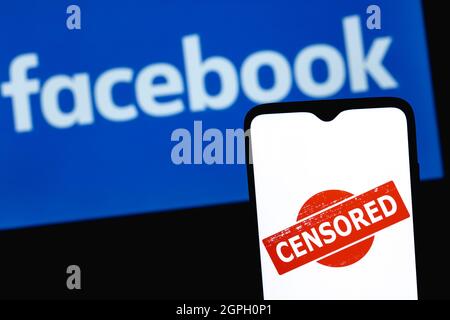 Das Foto zeigt den Einsatz von Zensur im sozialen Netzwerk facebook. Wort „ZENSIERT“ auf dem Hintergrund des Facebook-Logos. Stockfoto