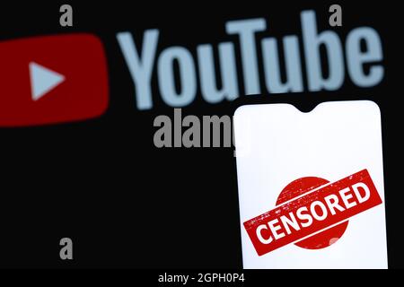 Das Foto zeigt den Einsatz von Zensur auf der Online-Videoplattform Youtube. Wort „ZENSIERT“ auf dem Hintergrund des Youtube-Logos. Stockfoto