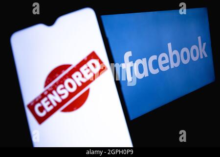 Das Foto zeigt den Einsatz von Zensur im sozialen Netzwerk facebook. Wort „ZENSIERT“ auf dem Hintergrund des Facebook-Logos. Stockfoto