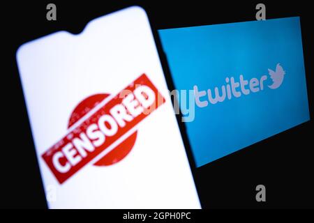 Das Foto zeigt den Einsatz von Zensur im sozialen Netzwerk twitter. Wort „ZENSIERT“ auf dem Hintergrund des Twitter-Logos. Stockfoto