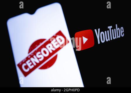 Das Foto zeigt den Einsatz von Zensur auf der Online-Videoplattform Youtube. Wort „ZENSIERT“ auf dem Hintergrund des Youtube-Logos. Stockfoto