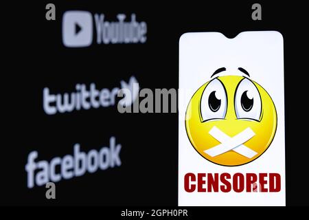 Das Foto zeigt den Einsatz von Zensur in den beliebten sozialen Medien Youtube, Twitter und Facebook. Zensiert in sozialen Netzwerken. Stockfoto