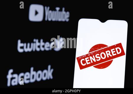 Das Foto zeigt den Einsatz von Zensur in den beliebten sozialen Medien Youtube, Twitter und Facebook. Zensiert in sozialen Netzwerken. Stockfoto