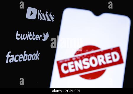 Das Foto zeigt den Einsatz von Zensur in den beliebten sozialen Medien Youtube, Twitter und Facebook. Zensiert in sozialen Netzwerken. Stockfoto