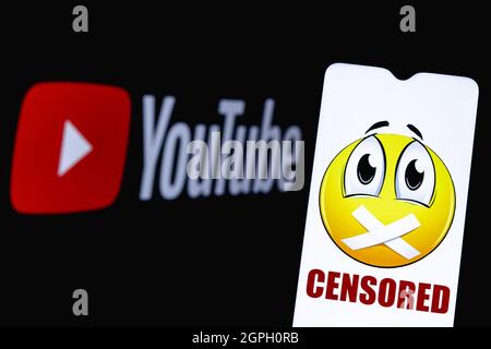 Das Foto zeigt den Einsatz von Zensur auf der Online-Videoplattform Youtube. Emojis mit aufgeklebtem Mund auf dem Hintergrund des Youtube-Logos. Stockfoto