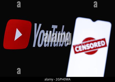 Das Foto zeigt den Einsatz von Zensur auf der Online-Videoplattform Youtube. Wort „ZENSIERT“ auf dem Hintergrund des Youtube-Logos. Stockfoto