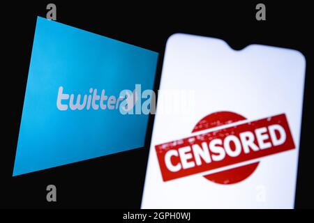 Das Foto zeigt den Einsatz von Zensur im sozialen Netzwerk twitter. Wort „ZENSIERT“ auf dem Hintergrund des Twitter-Logos. Stockfoto