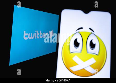 Das Foto zeigt den Einsatz von Zensur im sozialen Netzwerk twitter. Emojis mit aufgeklebtem Mund auf dem Hintergrund des Twitter-Logos. Stockfoto