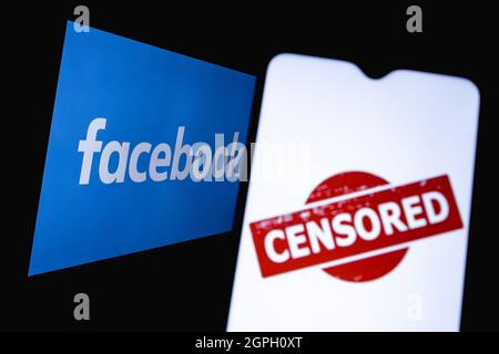 Das Foto zeigt den Einsatz von Zensur im sozialen Netzwerk facebook. Wort „ZENSIERT“ auf dem Hintergrund des Facebook-Logos. Stockfoto