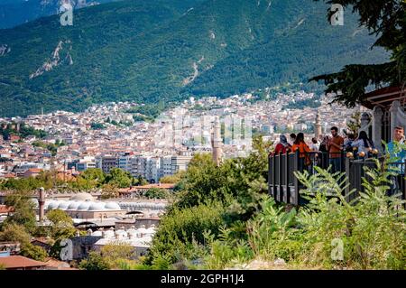 BURSA, TÜRKEI. 15. AUGUST 2021. Panoramablick auf die Dächer von Gebäuden und Häusern. Moscheen und Türme. Stockfoto