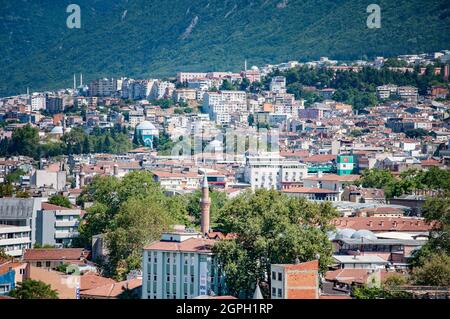 BURSA, TÜRKEI. 15. AUGUST 2021. Panoramablick auf die Dächer von Gebäuden und Häusern. Moscheen und Türme. Stockfoto