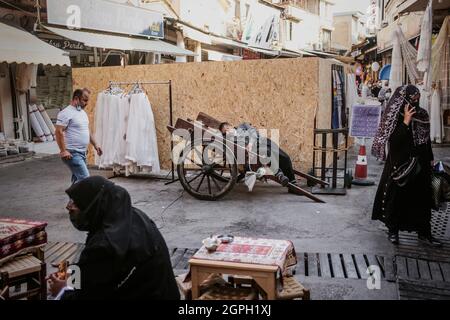 Izmir, Izmir, Türkei. September 2021. Ein leitender Mann, der in einer Straße des historischen Kemeralti-Basars in Izmir auf seinem Auto nappt. (Bild: © Uygar Ozel/ZUMA Press Wire) Stockfoto