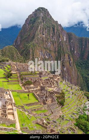 Machu Picchu inka-Ruinen in vertikalem Format, Cusco, Peru, Südamerika. Stockfoto