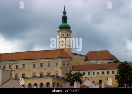 Blick auf das Schloss Mikulov in der Tschechischen Republik. Stockfoto