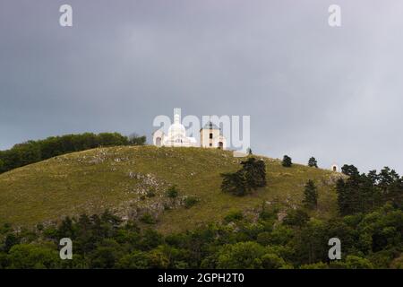 Heiliger Berg in Mikulov. Blick vom Schloss. Stockfoto