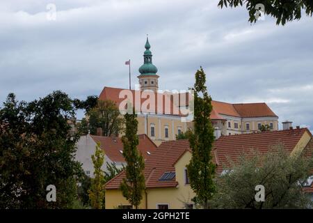 Blick auf das Schloss Mikulov in der Tschechischen Republik. Stockfoto