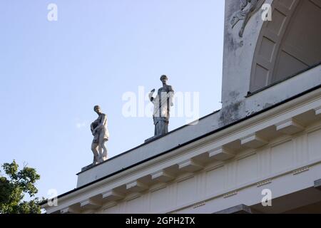 Statuen von Musen im Tempel des Apollo. Der Tempel des Apollo im Empire-Stil ist der salet im Lednice-Valtice-Gebiet. Es ist als UNESCO-Weltnaturerbe gelistet Stockfoto