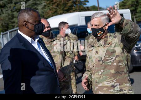 Lakehurst, Vereinigte Staaten von Amerika. 27. September 2021. US-Verteidigungsminister Lloyd Austin, links, spricht mit dem General Mark Camerer der Luftwaffe während eines Besuchs im Liberty Village auf der Joint Base McGuire-Dix-Lakehurst am 27. September 2021 in Lakehurst, New Jersey. Liberty Village hilft bei der Verarbeitung und Ansiedlung afghanischer Evakuierte. Quelle: Chad J. McNeeley/DOD/Alamy Live News Stockfoto