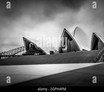 Schwarz-Weiß-Bild des Opernhauses und der Brücke von Sydney ohne Menschen. Stockfoto