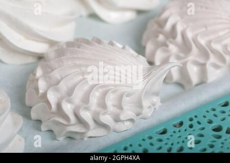 Auf Tabletts werden selbstgemachte Marshallows in verschiedenen Formen und Farben ausgelegt. Stabilisierung von Zeshyr vor der Verpackung. Stockfoto