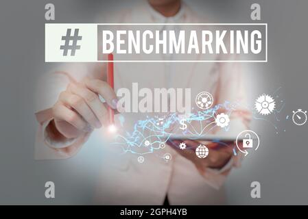 Schild mit Benchmarking. Internet-Konzept Bewerten Sie etwas im Vergleich mit Standard oder Bewertungen Lady in Suit Holding Phone und Performing Stockfoto