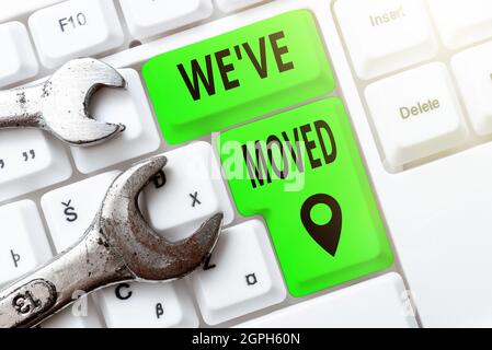 Schild mit We Ve Umzug. Business-Ansatz mit starken Gefühlen Traurigkeit oder Sympathie hat gesagt oder getan Kompilieren und Eingabe Online Research Stockfoto