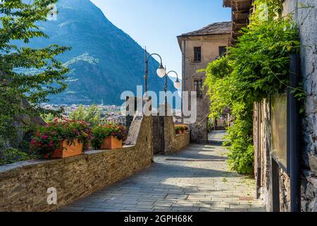 Das malerische Dorf Bard im Aostatal, Norditalien, am Sommernachmittag. Stockfoto