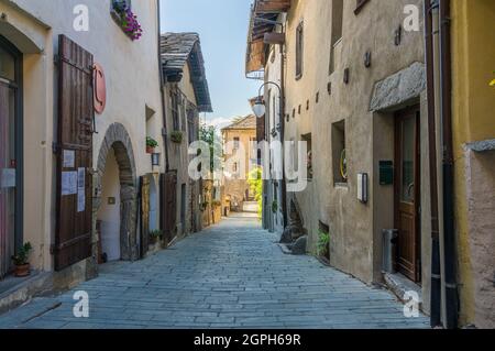 Das malerische Dorf Bard im Aostatal, Norditalien, am Sommernachmittag. Stockfoto