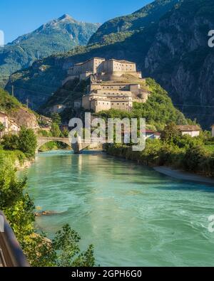 Das szenografische Fort Bard im Aostatal, Norditalien, an einem sonnigen Sommertag. Stockfoto