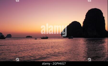 Blick auf Long Tail Boats am Rai Leh Beach in Krabi Stockfoto