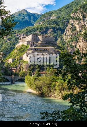 Das szenografische Fort Bard im Aostatal, Norditalien, an einem sonnigen Sommermorgen. Stockfoto