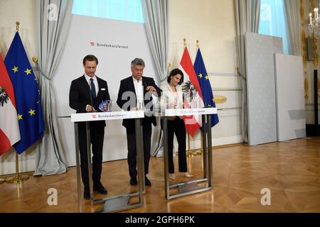 Wien, Österreich. 28. September 2021. Pressesaal nach dem Ministerrat im Bundeskanzleramt mit (von L bis R) Gernot Blümel Bundesminister für Finanzen (ÖVP), Vizekanzler Werner Kogler (die Grünen) und Karoline Edtstadler, Bundesministerin für EU und Verfassung (ÖVP) im Bundeskanzleramt. Stockfoto