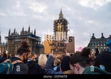 Demonstranten auf der Reclaim Diese Straßen protestieren auf der Westminster Bridge. In London versammelten sich Menschenmengen, um gegen die heftige Reaktion der Polizei auf die Mahnwache von Sarah Everard sowie gegen das neue Gesetz der Regierung über Polizei, Verbrechen, Verurteilung und Gerichte zu protestieren, das der Polizei neue Befugnisse geben würde, um mit Protesten umzugehen. London, Großbritannien 15. März 2021. Stockfoto