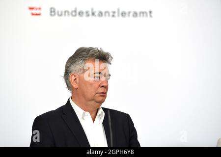 Wien, Österreich. 28. September 2021. Pressesaal nach dem Ministerrat im Bundeskanzleramt mit Vizekanzler Werner Kogler (die Grünen). Stockfoto