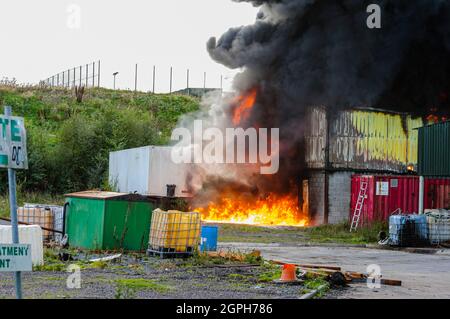 Downpatrick, Nordirland. 29/09/2021 - Ein Feuer bricht gegen 18:00 Uhr in einem Tanklager in der Brannish Road, Downpatrick, aus. Stockfoto