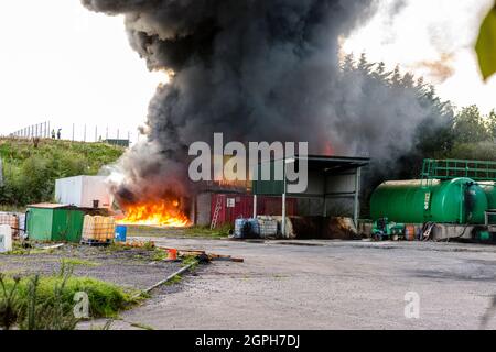 Downpatrick, Nordirland. 29/09/2021 - Ein Feuer bricht gegen 18:00 Uhr in einem Tanklager in der Brannish Road, Downpatrick, aus. Stockfoto