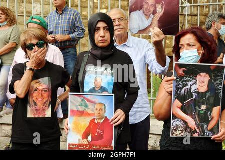 Beirut, Libanon. September 2021. Familien der Opfer von Beirut Port Blast protestieren vom Justizpalast gegen die Aussetzung der Ermittlungen wegen der Explosion, Beirut, Libanon, September 29 2021. Etwa 300 Demonstranten versammelten sich, um gegen die Bemühungen von Spitzenpolitikern zu protestieren, den federführenden Ermittler Richter Tarek Bitar aus der Untersuchung zu entfernen. (Foto: Elisa Gestri/Sipa USA) Quelle: SIPA USA/Alamy Live News Stockfoto