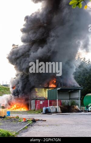 Downpatrick, Nordirland. 29/09/2021 - Ein Feuer bricht gegen 18:00 Uhr in einem Tanklager in der Brannish Road, Downpatrick, aus. Stockfoto