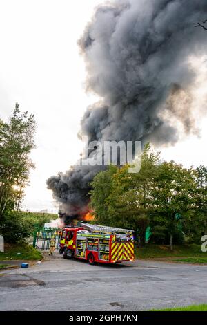 Downpatrick, Nordirland. 29/09/2021 - Ein Feuer bricht gegen 18:00 Uhr in einem Tanklager in der Brannish Road, Downpatrick, aus. Stockfoto