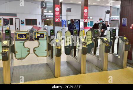 Eintrittstore am Bahnhof, auch für Behinderte und Passagiere mit Gepäck oder Fahrrädern Stockfoto