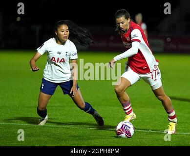 Tobin Heath von Arsenal (rechts) und Asmita Ale von Tottenham Hotspur kämpfen beim Viertelfinale des Vitality Women's FA Cup in Borehamwood, London, um den Ball. Bilddatum: Mittwoch, 29. September 2021. Stockfoto