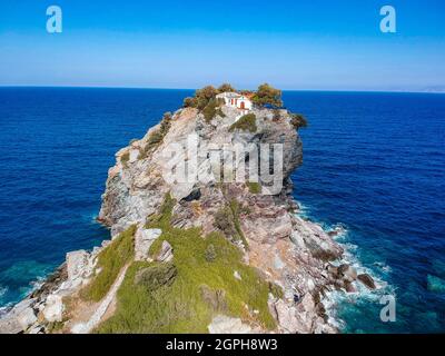 Luftaufnahme der berühmten kleinen Kirche Agios Ioannis in Skopelos, wo Szenen von Mamma Mia gedreht wurden. Es befindet sich in der Region Kastri, ca. 7km Stockfoto