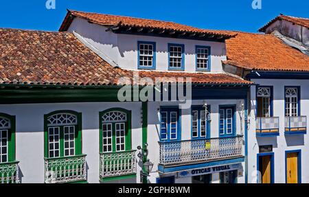 DIAMANTINA, MINAS GERAIS, BRASILIEN - 22. JANUAR 2019: Blick auf die typische Straße in der historischen Stadt Diamantina mit kolonialen Fassaden Stockfoto