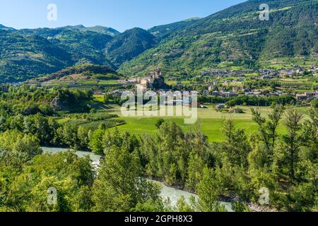 Das Dorf Saint Pierre mit seiner schönen Burg an einem Sommernachmittag. Aostatal, Norditalien. Stockfoto
