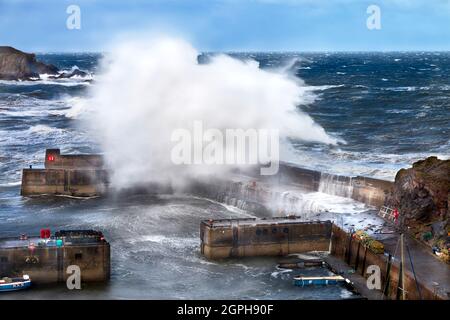 PORTKNOCKIE MORAY KÜSTE SCHOTTLAND WINTERSTURM WIND TRIEB WELLEN ÜBER DIE HAFENMAUERN Stockfoto