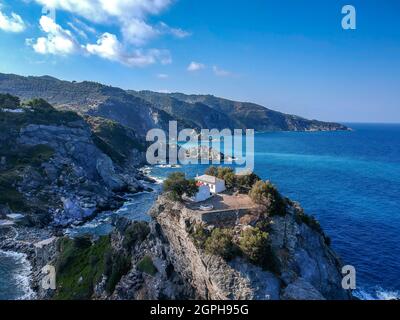 Luftaufnahme der berühmten kleinen Kirche Agios Ioannis in Skopelos, wo Szenen von Mamma Mia gedreht wurden. Es befindet sich in der Region Kastri, ca. 7km Stockfoto