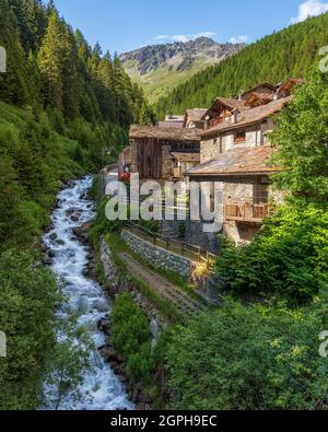 Idyllischer Anblick im schönen Dorf Saint Rhemy en Bosses, im Grossen St. Bernard-Tal. Aostatal, Italien. Stockfoto